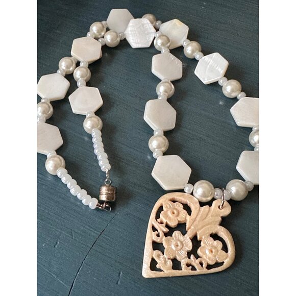 Vintage Boho Filagree Heart Shell Pendant Necklace Flowers White - Picture 4 of 9